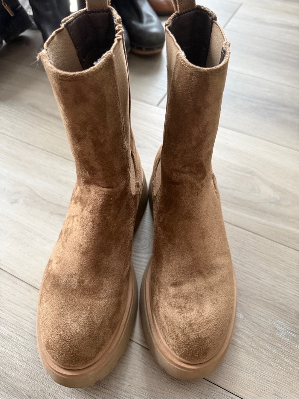 Steve Madden Tan Suede Platform Chelsea Boots size 6.5